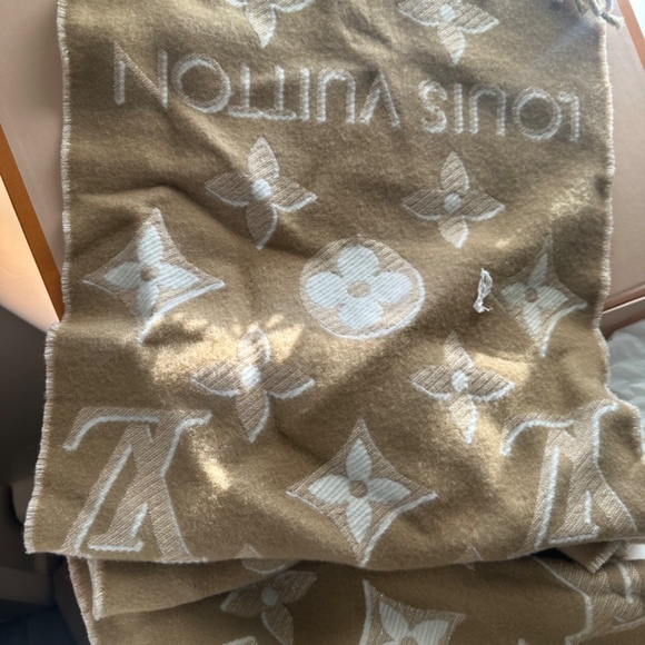 Louis Vuitton scarf - Picture 2 of 3